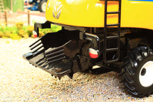 Load image into Gallery viewer, 43332 Britains New Holland CR9.90 Combine Harvester