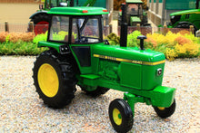 Load image into Gallery viewer, 43376 Britains 1:32 Scale John Deere 4240 2wd Heritage Tractor