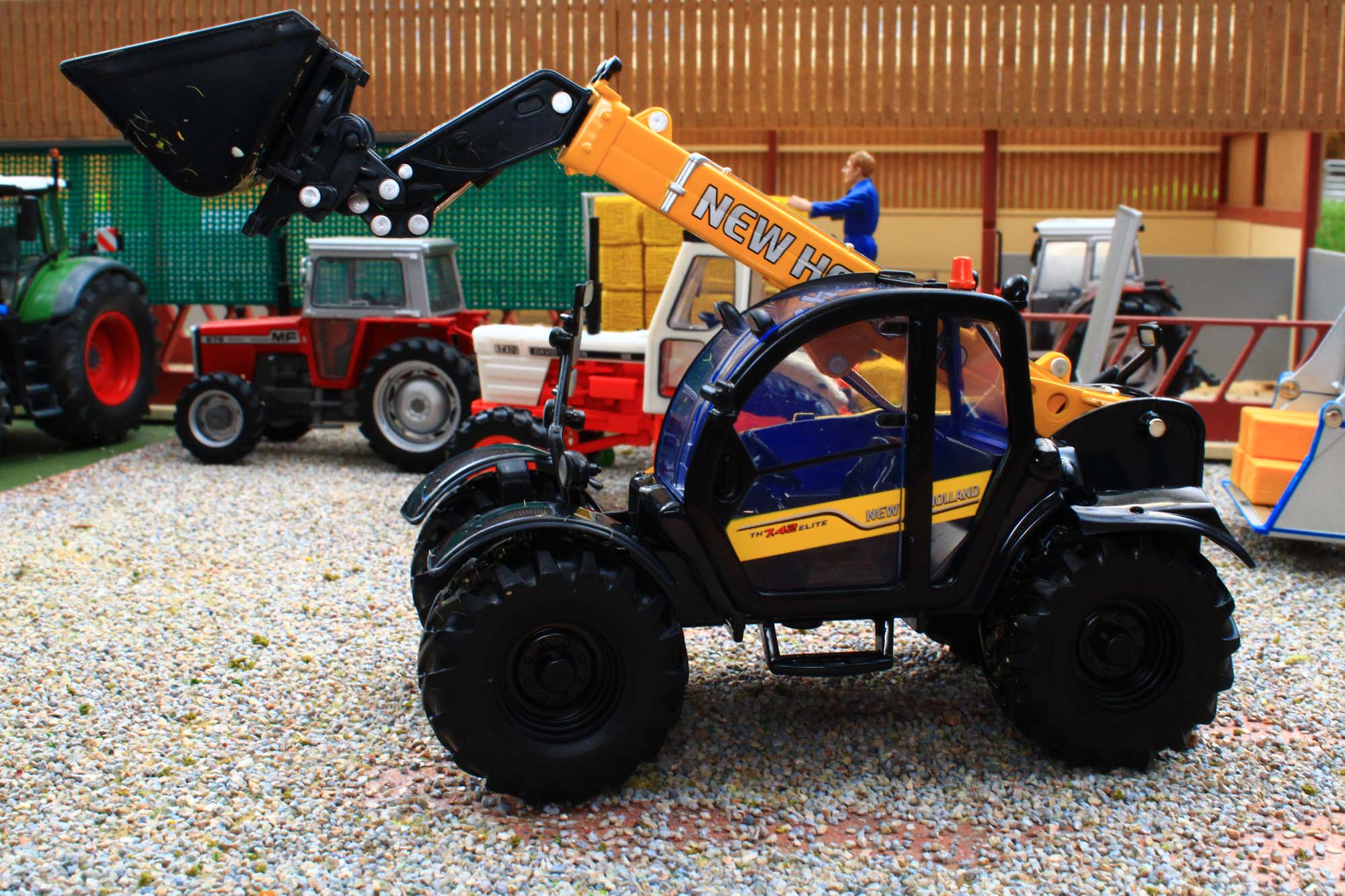 43395 Britains New Holland TH 7.42 Telehandler – Brushwood Toys