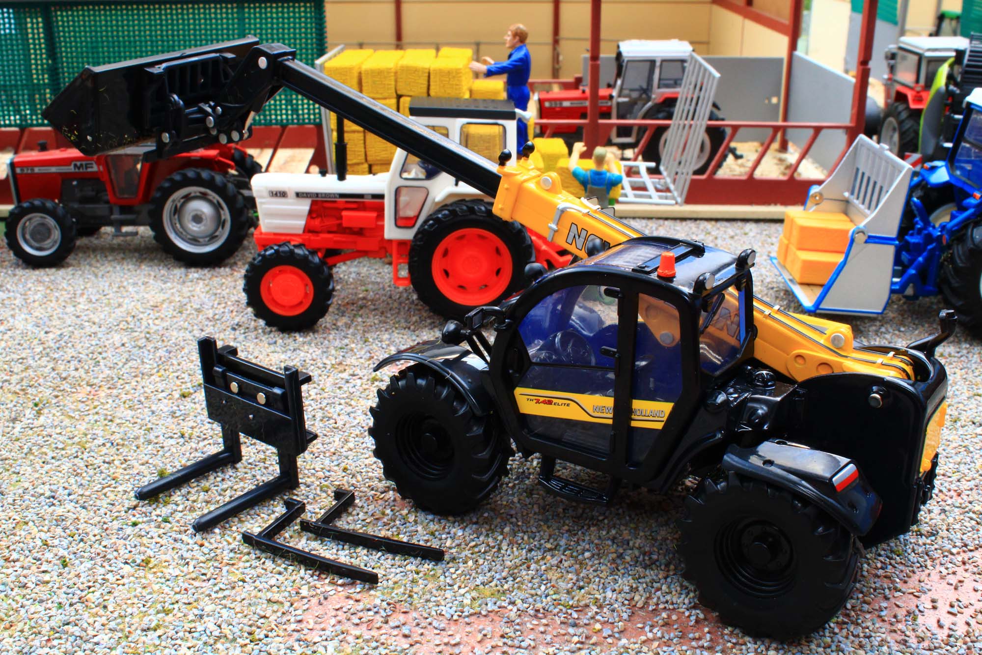 43395 Britains New Holland TH 7.42 Telehandler – Brushwood Toys
