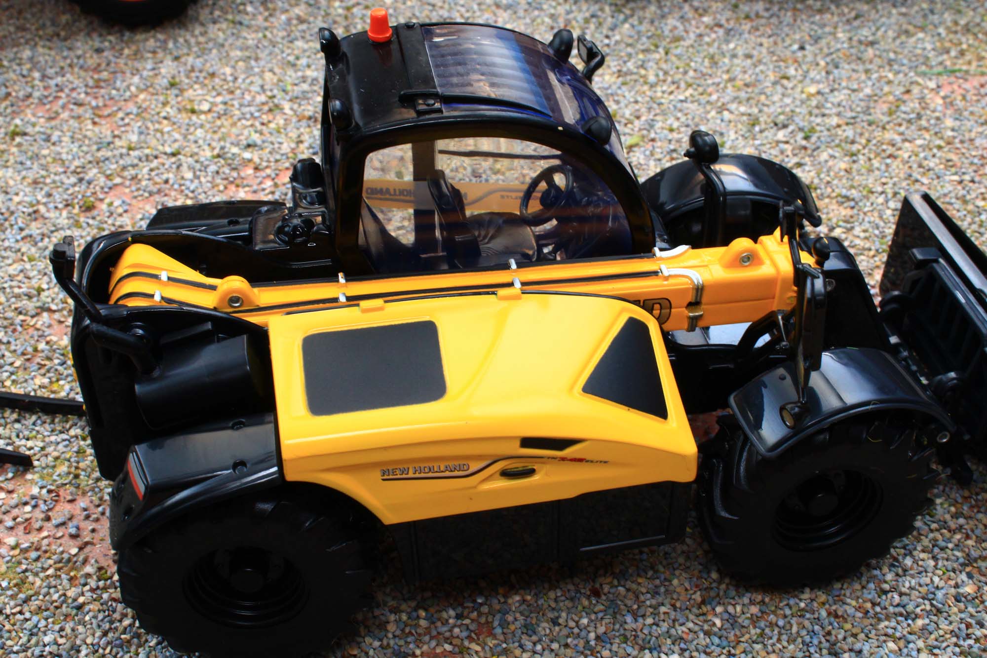 43395 Britains New Holland TH 7.42 Telehandler – Brushwood Toys