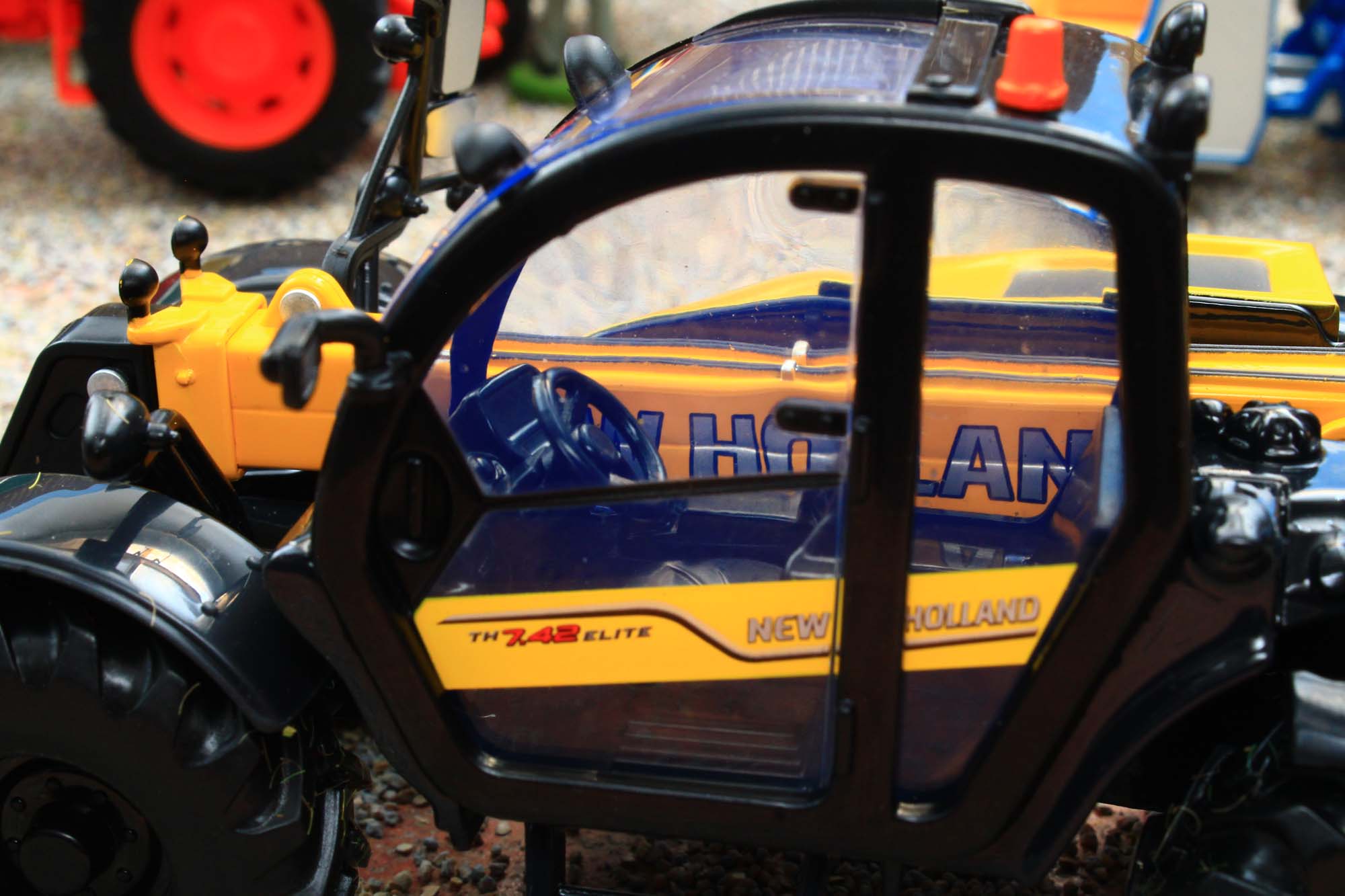 43395 Britains New Holland TH 7.42 Telehandler – Brushwood Toys