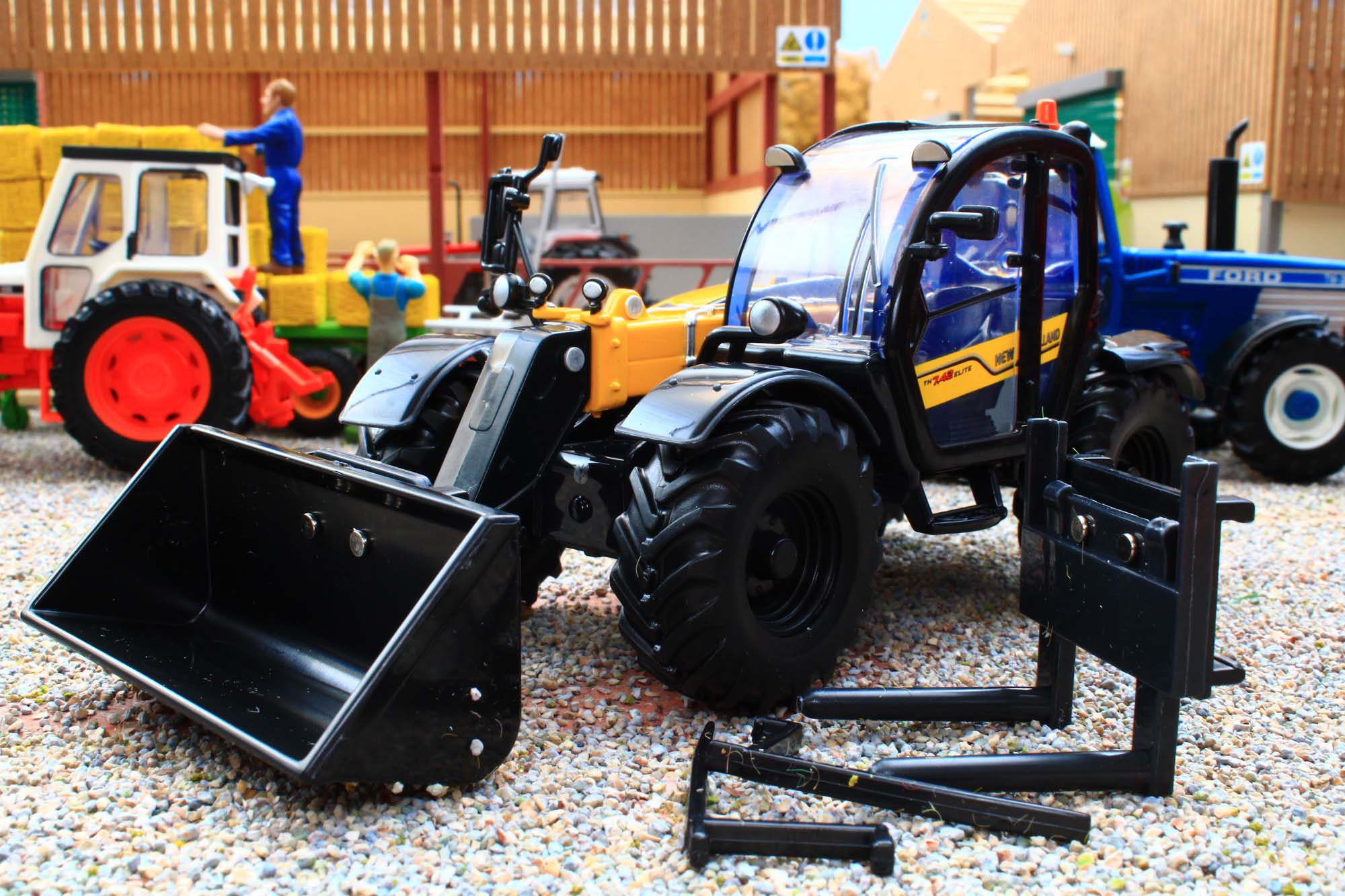 43395 Britains New Holland TH 7.42 Telehandler – Brushwood Toys