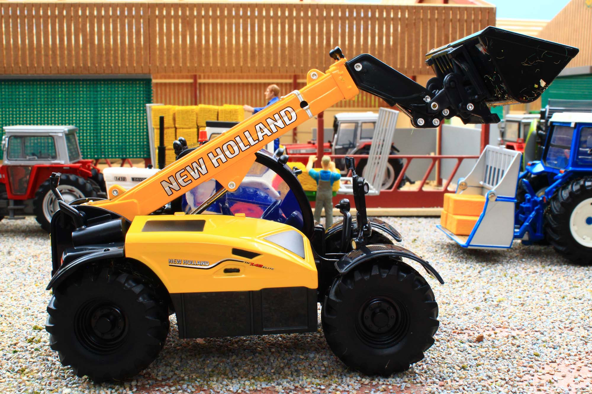 43395 Britains New Holland TH 7.42 Telehandler – Brushwood Toys