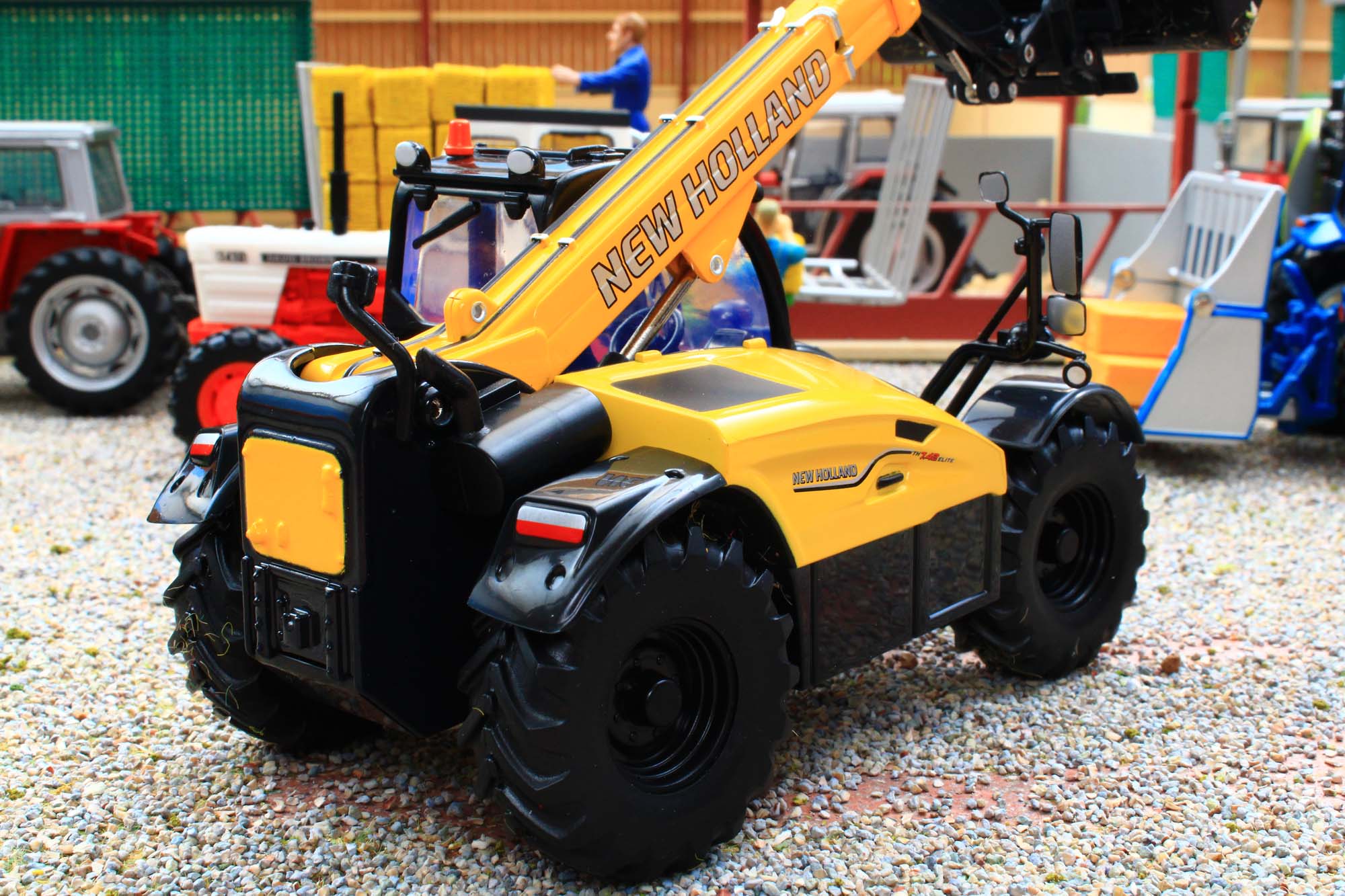 43395 Britains New Holland TH 7.42 Telehandler – Brushwood Toys