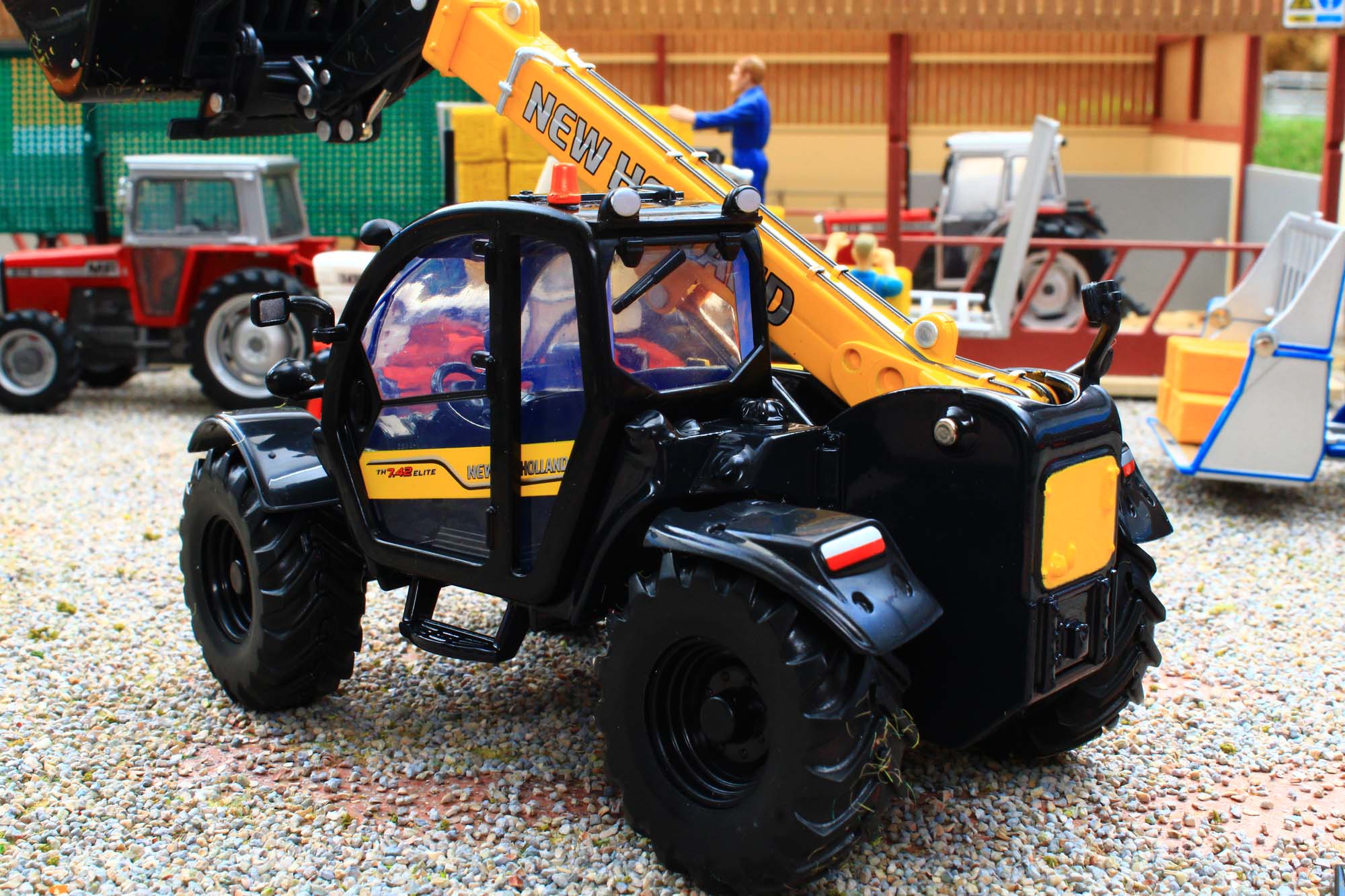 43395 Britains New Holland TH 7.42 Telehandler – Brushwood Toys