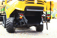 Load image into Gallery viewer, 43403 Britains New Holland CR11 &#39;Prestige Collection&#39; Combine