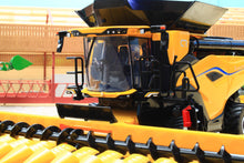 Load image into Gallery viewer, 43403 Britains New Holland CR11 &#39;Prestige Collection&#39; Combine