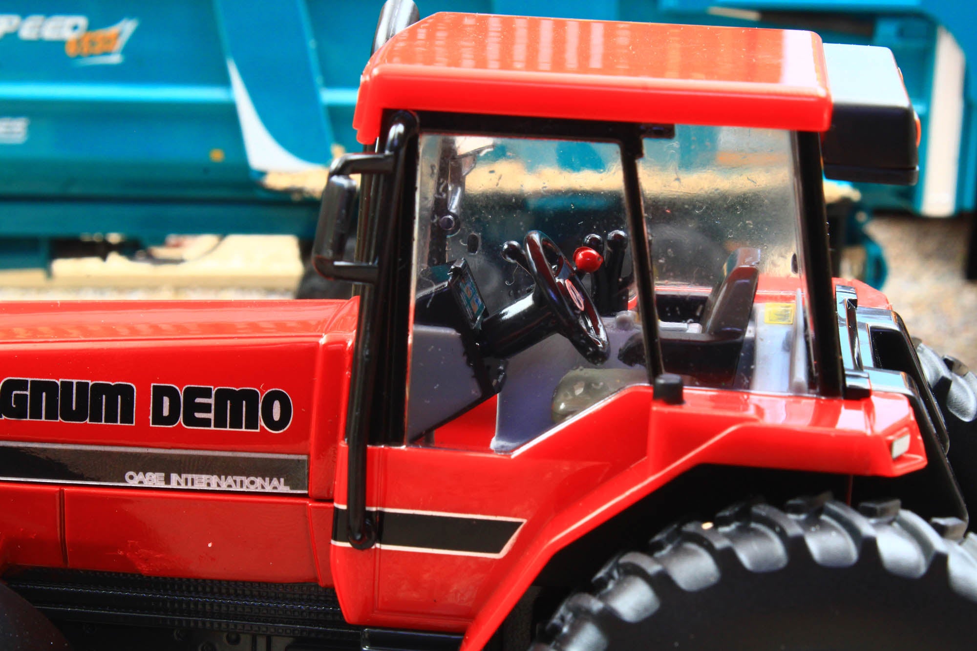 43416MD Britains Case IH Magnum 7140 1:32 Scale 'Magnum Demo