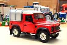 Load image into Gallery viewer, BROKEN Britains 1:32 Scale Land Rover Defender SNAPPED HITCH AS SHOWN