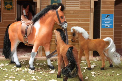 BT1060 1 Horse & 2 Foal Set