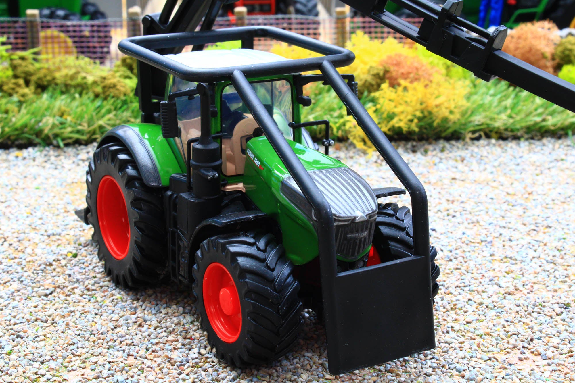 Modelo A Escala Bburago FENDT 1050 Vario Con Rastrillo - Die-Cast, Color Rojo, Para Coleccionistas O Juego