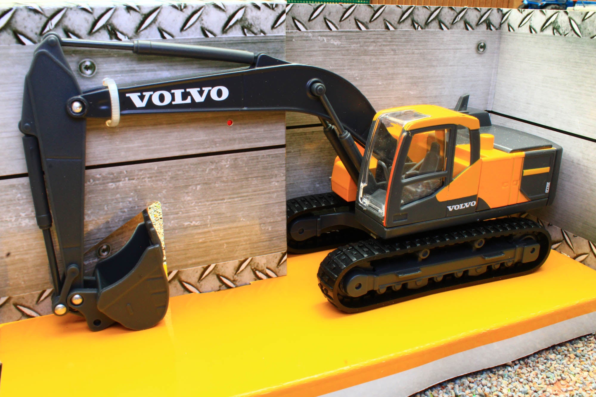 BUR32086 Burago 1:50 Scale Volvo EC220E Excavator – Brushwood Toys