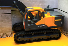 Load image into Gallery viewer, BUR32086 Burago 1:50 Scale Volvo EC220E Excavator