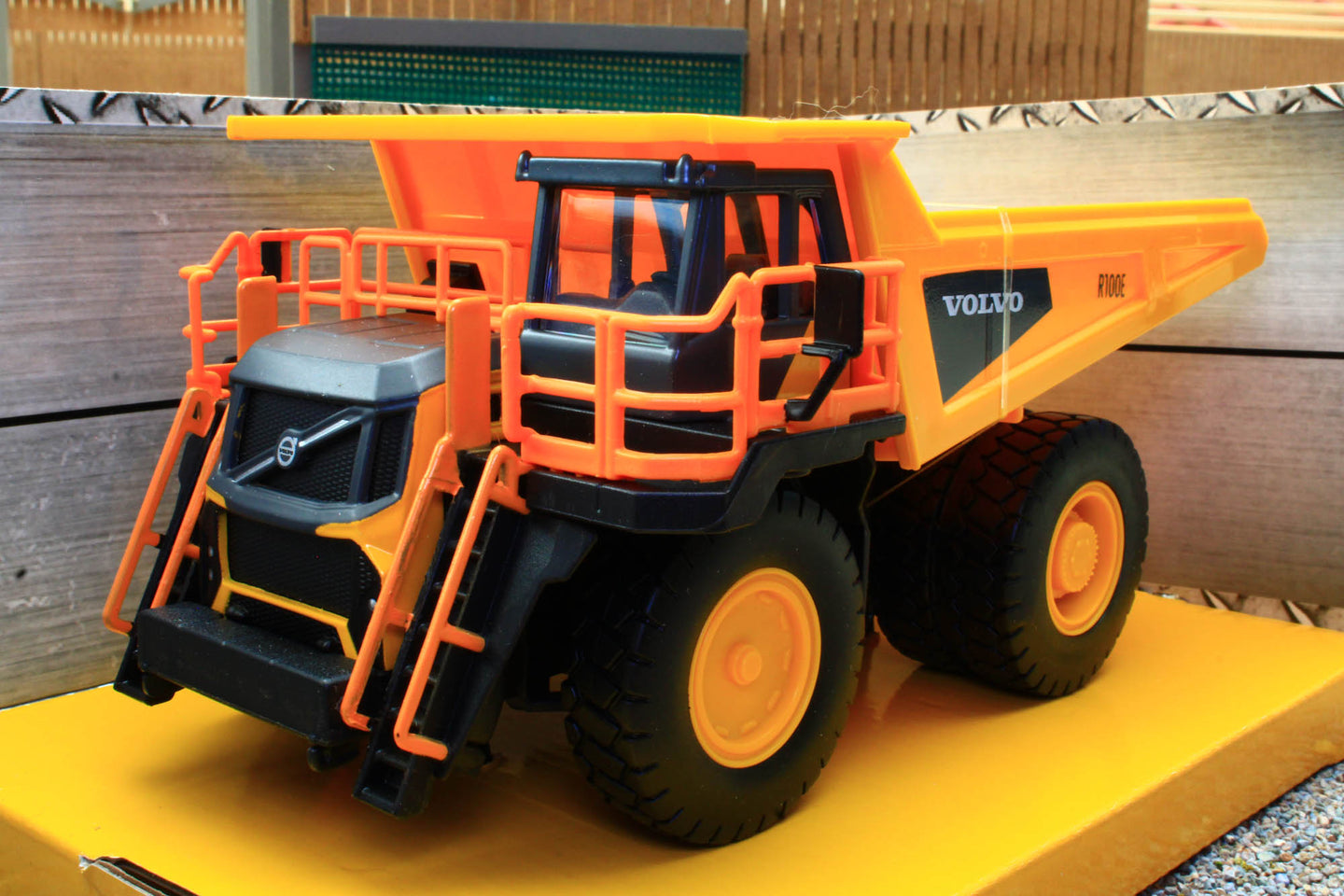 BUR32089 Burago 1:60 Scale Volvo R1000E Dump Lorry