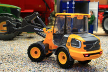 Load image into Gallery viewer, BUR32090 BURAGO 1:50 Scale Volvo L25 Loader with Forks
