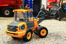 Load image into Gallery viewer, BUR32091 BURAGO 1:50 Scale Volvo L25 Loader with Bucket