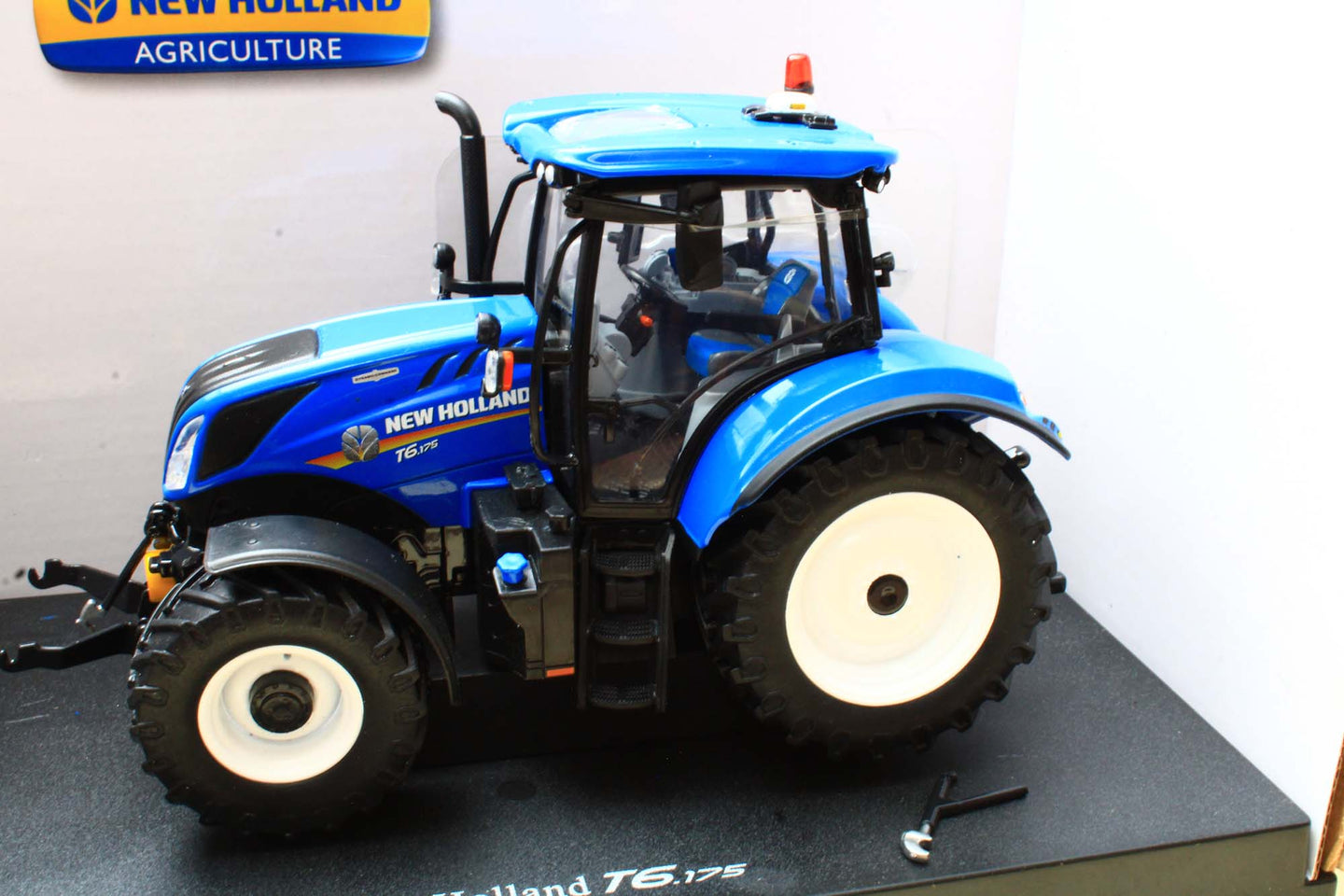 Broken UH6361 Universal Hobbies 132 Scale New Holland T6.175 Dynamic Command 4WD Tractor 2022 PART DETATCHED AS SHOWN