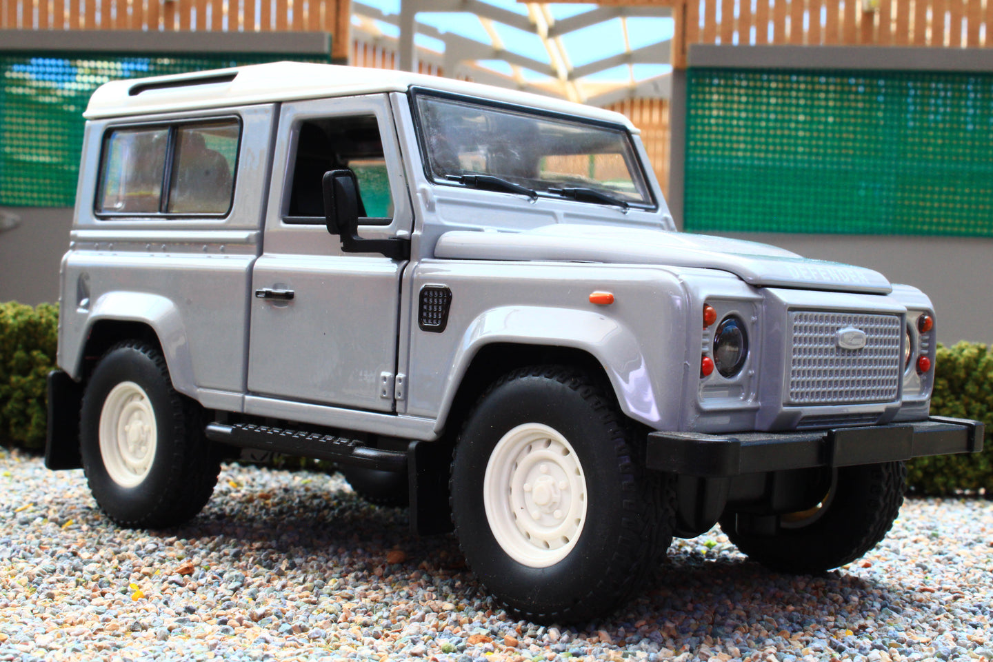 CMJDC124DEG CMJ 1:24 Scale Land Rover Defender 90 in Grey