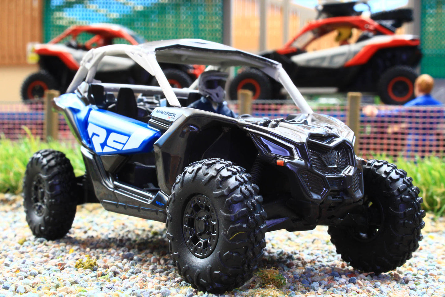 DCM60005 Diecastmasters 1:32 Scale CAN-AM Maverick X3 X RS Turbo RR All terrain 4x4 vehicle in Black and Blue