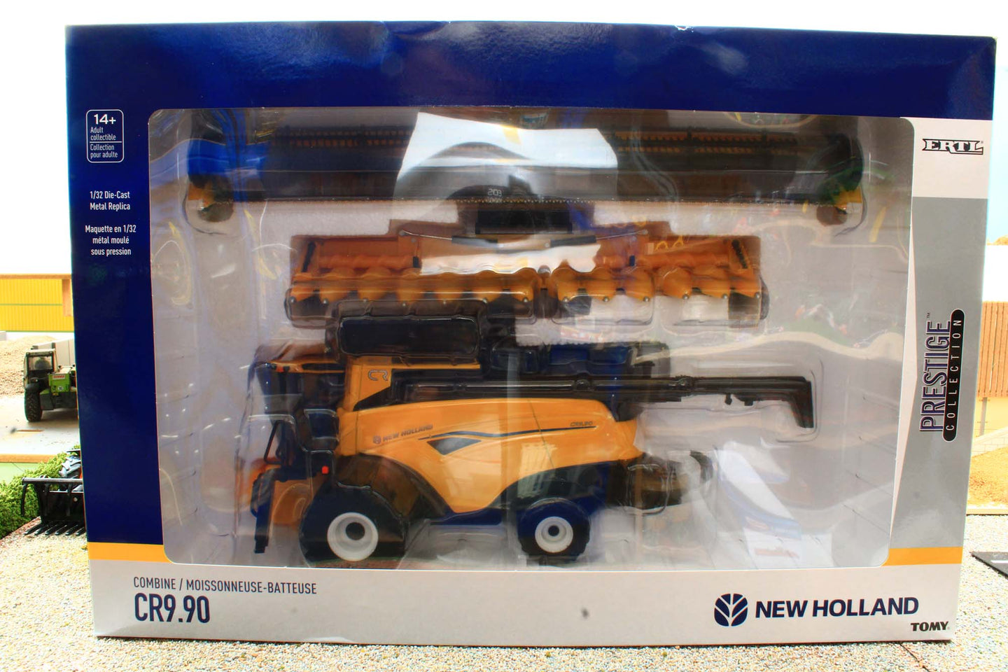 ERT13973 Ertl 1:32 Scale New Holland CR9.90 Combine Harvester with Duals