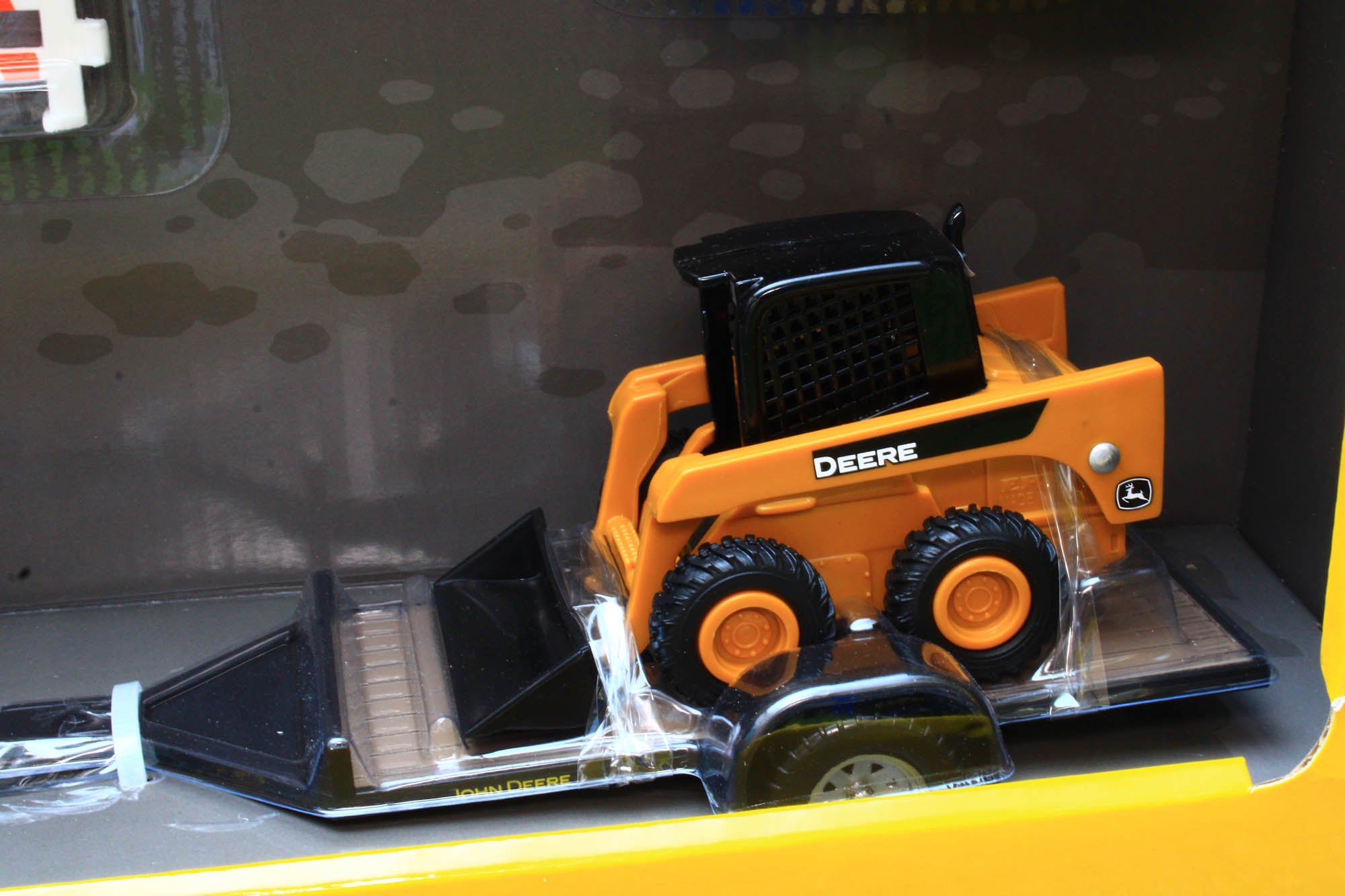 Ertk Mini ERT47436 Ertl 1:32 scale John Deere 4x4 Pick up with skid steer mini d ...