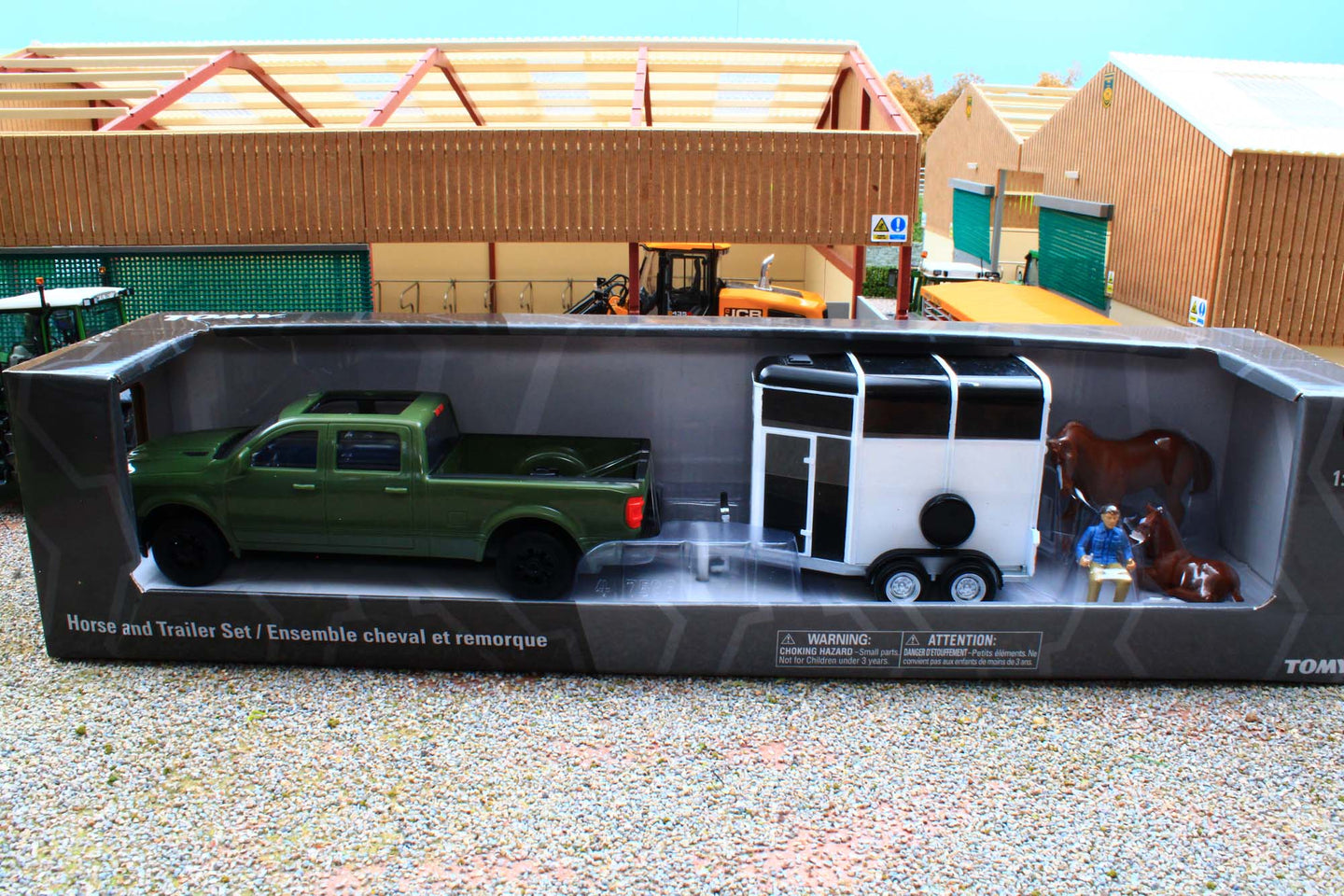 ERT47599 ERTL 1:32 Scale 4x4 Vehicle with Horse Box set