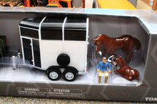 Load image into Gallery viewer, ERT47599 ERTL 1:32 Scale 4x4 Vehicle with Horse Box set