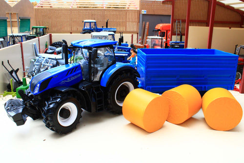 BUR44067A BURAGO 1:32 SCALE New Holland T7 HD Tractor and Grain Trailer with 3 round bales EX-DISPLAY