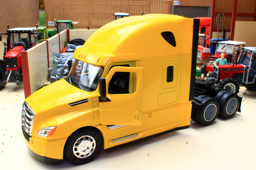 EX-DISPLAY Welly 1:32 Scale Freightliner 6x4 Lorry (Number 1 of 2 available)