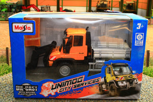 MAI212386 Maisto 1:50 Scale Mercedes Benz Unimog with front loader