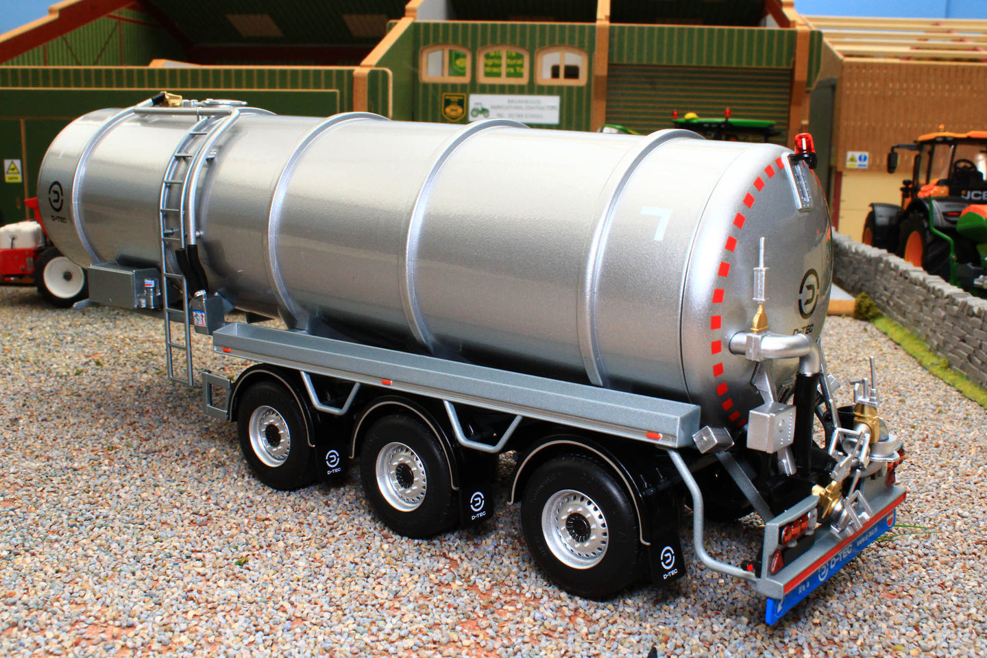 MM2326-03 Marge Models 1:32 Scale D Tec Tanker Lorry Trailer in Silver