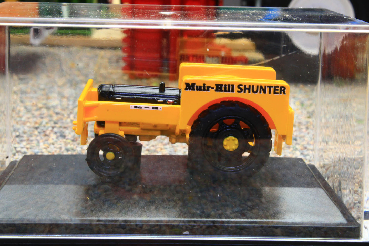 OXF76FTRS002 Oxford Diecast 1:76 Scale Fordson Tractor Rail Shunter in Yellow