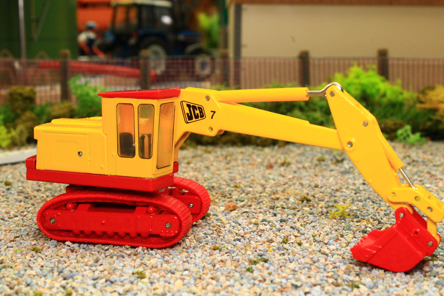 OXF76JCB7001 Oxford Diecast 176 Scale JCB 7 Vintage Swing Shovel on tracks