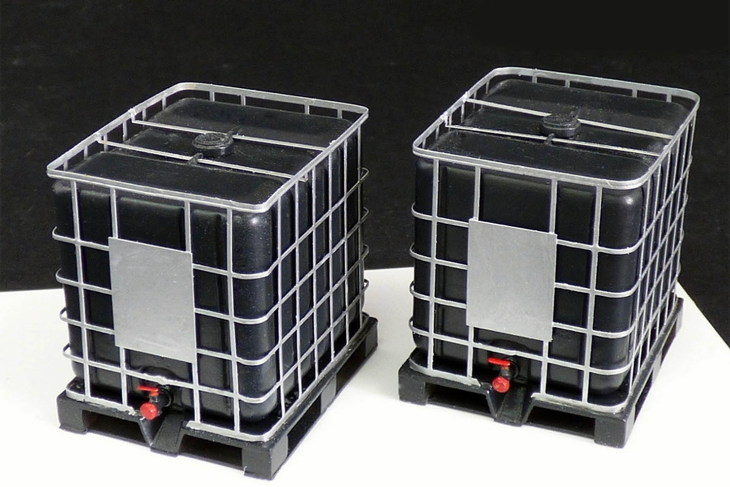 PLM495 Plusmodel 1000L Fluid Tank (1:35 Scale)