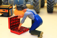 Load image into Gallery viewer, PYO421 Figure 1:32 Scale - Kneeling Figure Opening Case (Requires Painting)