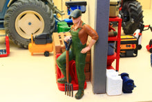 Load image into Gallery viewer, PYO483 Figure 1:32 Scale - Man Leaning on Fork (Requires Painting)