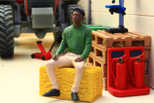 Load image into Gallery viewer, PYO653 Figure 1:32 Scale - Male Figure Sitting (Requires Painting)