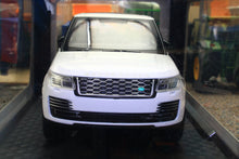 Load image into Gallery viewer, Q2001AW QY 1:24 Scale Range Rover 50th Anniversary Version in White with Lights and Sound