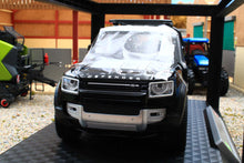 Load image into Gallery viewer, QXT2401014K QY 1:24 Scale Land Rover Defender 110 in Black with Lights and sound