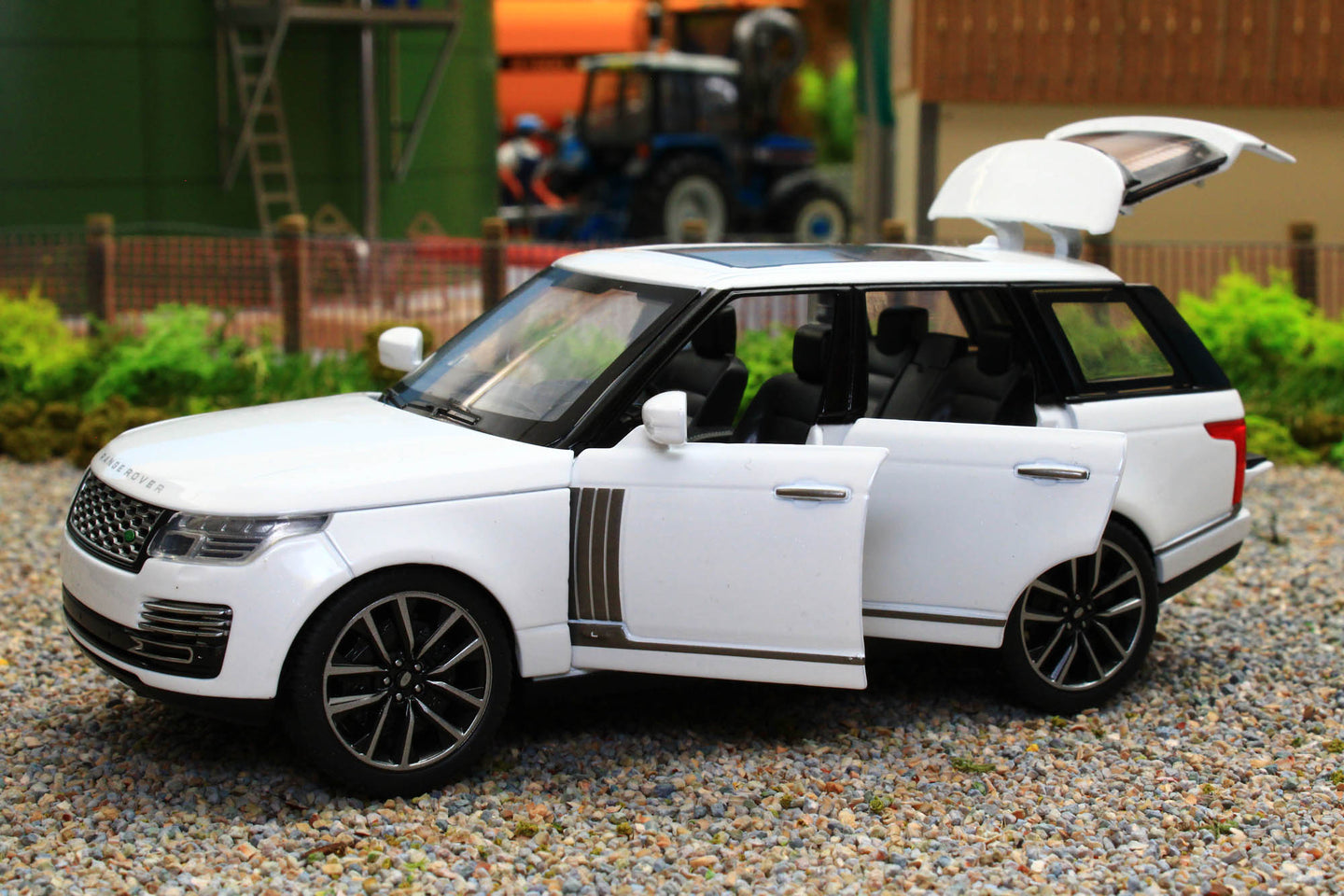 QXT2401016W QY 1:32 Scale Range Rover 50th Anniversary version in White with lights and sound