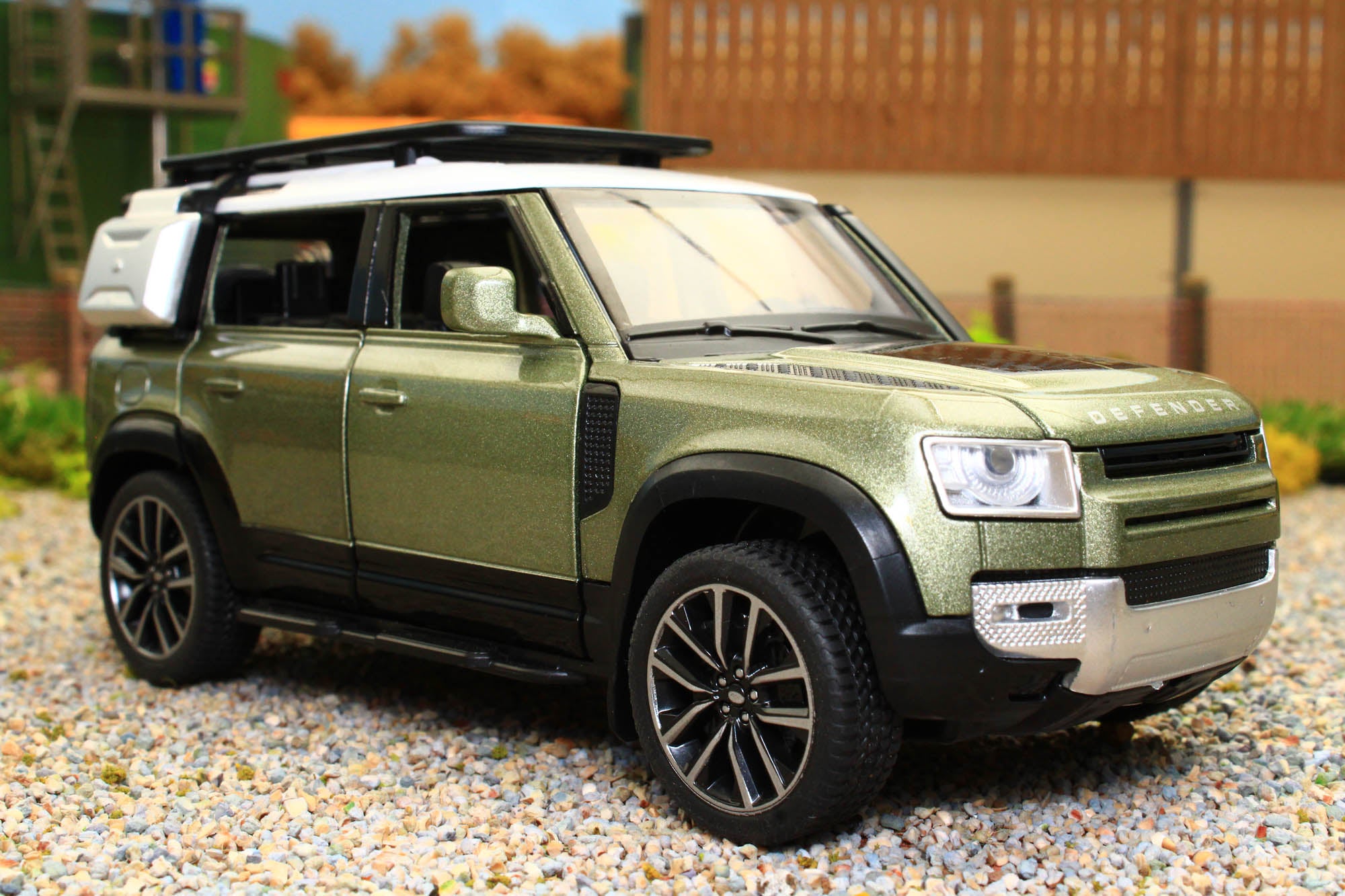 Q3002A-GR QY 1:32 Scale New Land Rover Defender 110 in Green with ligh ...