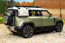 Load image into Gallery viewer, QXT2401017G QY 1:32 Scale New Land Rover Defender 110 in Green with lights and sound