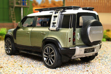 Load image into Gallery viewer, QXT2401017G QY 1:32 Scale New Land Rover Defender 110 in Green with lights and sound