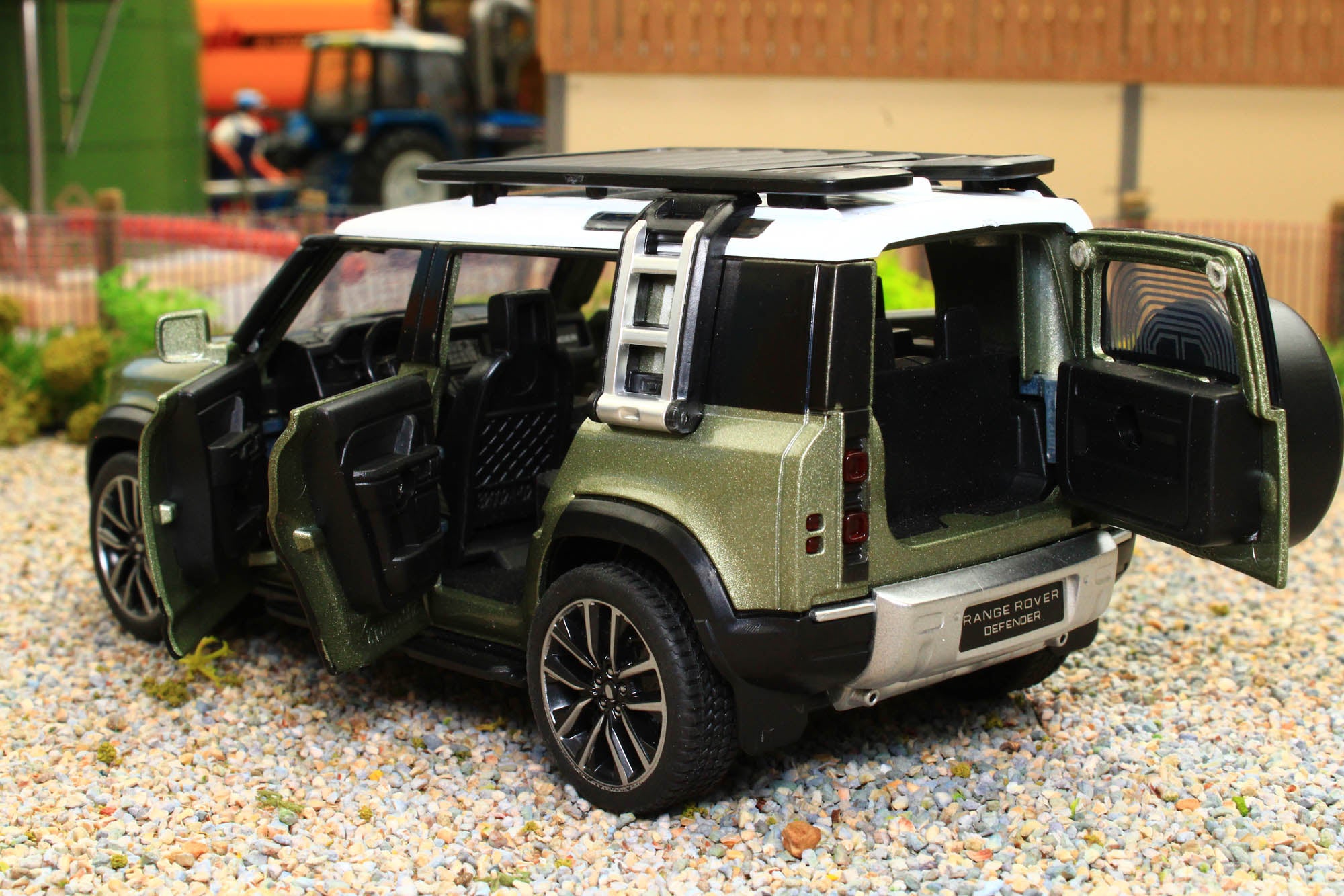 Q3002A-GR QY 1:32 Scale New Land Rover Defender 110 in Green with ligh ...
