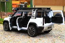 Load image into Gallery viewer, QXT2401017W QY 1:32 Scale New Land Rover Defender 110 in white with lights and sound