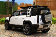 Load image into Gallery viewer, QXT2401017W QY 1:32 Scale New Land Rover Defender 110 in white with lights and sound