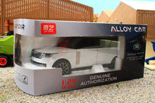 Load image into Gallery viewer, QXT2401184W QY 1:24 Scale Range Rover SV 2022 Version in white with lights and sound