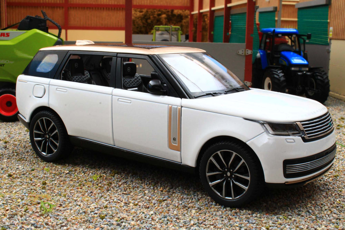 Q2005B-WH QY 1:24 Scale Range Rover SV 2022 Version in white with ligh ...