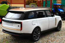 Load image into Gallery viewer, QXT2401184W QY 1:24 Scale Range Rover SV 2022 Version in white with lights and sound